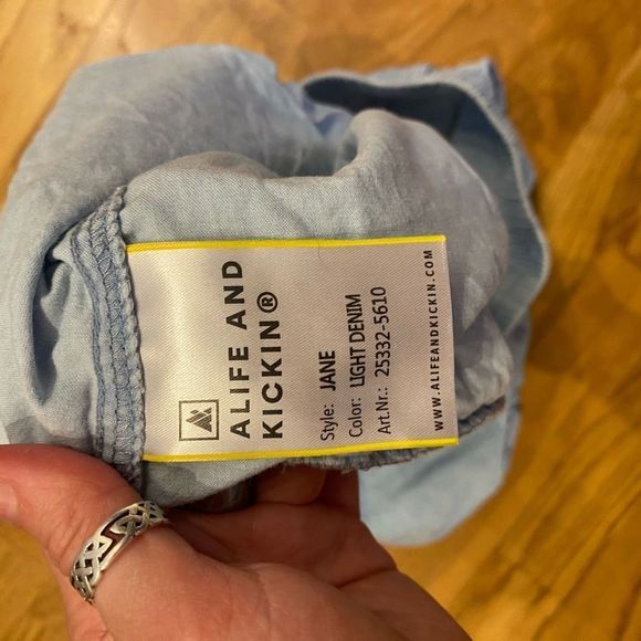 Alife and Kickin Pants 'Jane' Light Denim Blue Jean Shorts Size Large - Picture 9 of 16